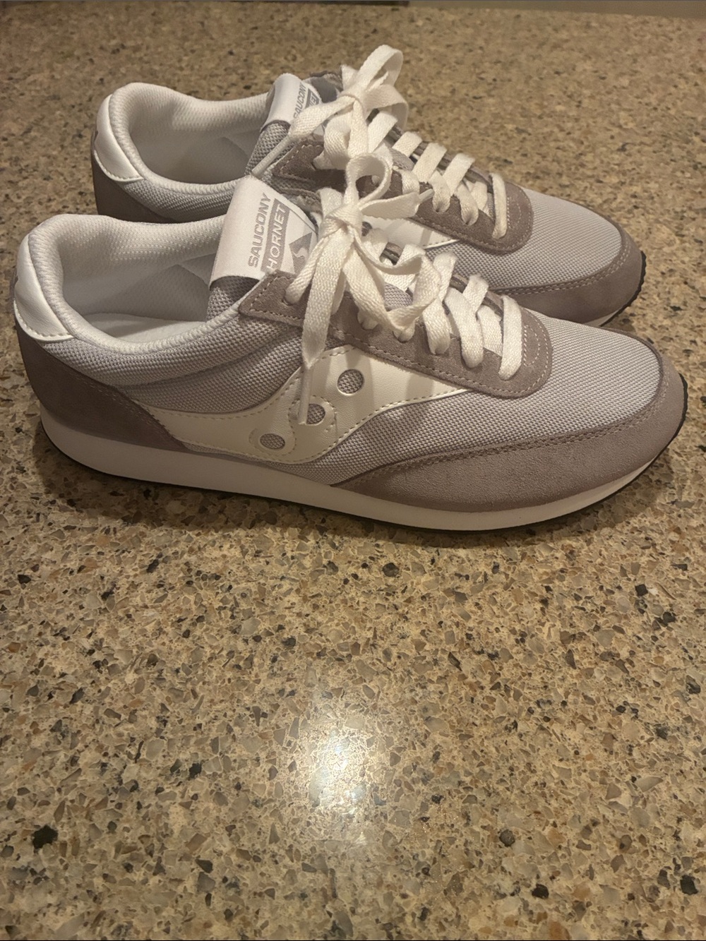 Women’s 9 Saucony Hornet Sneaker in White and Light Gray. Like New